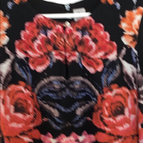 Lightweight summer dress with beautiful red flowers - Picture 3 of 3